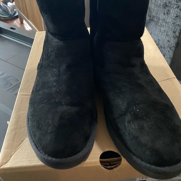 Authentic UGG Celvin Boots - Picture 4 of 7